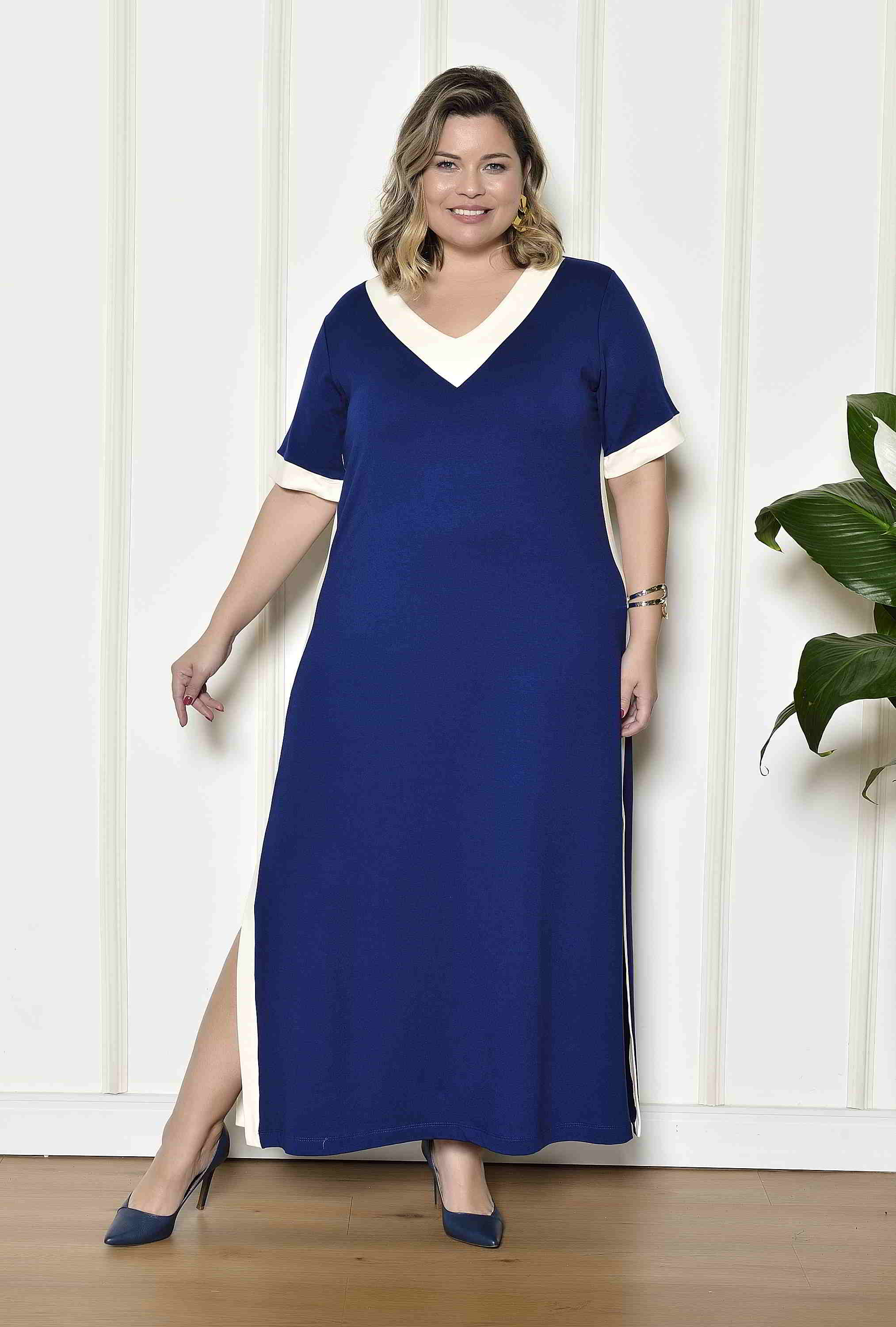 Vestido Plus Size Vanessa: Sofisticação e Conforto em Cada Detalhe - Main Image