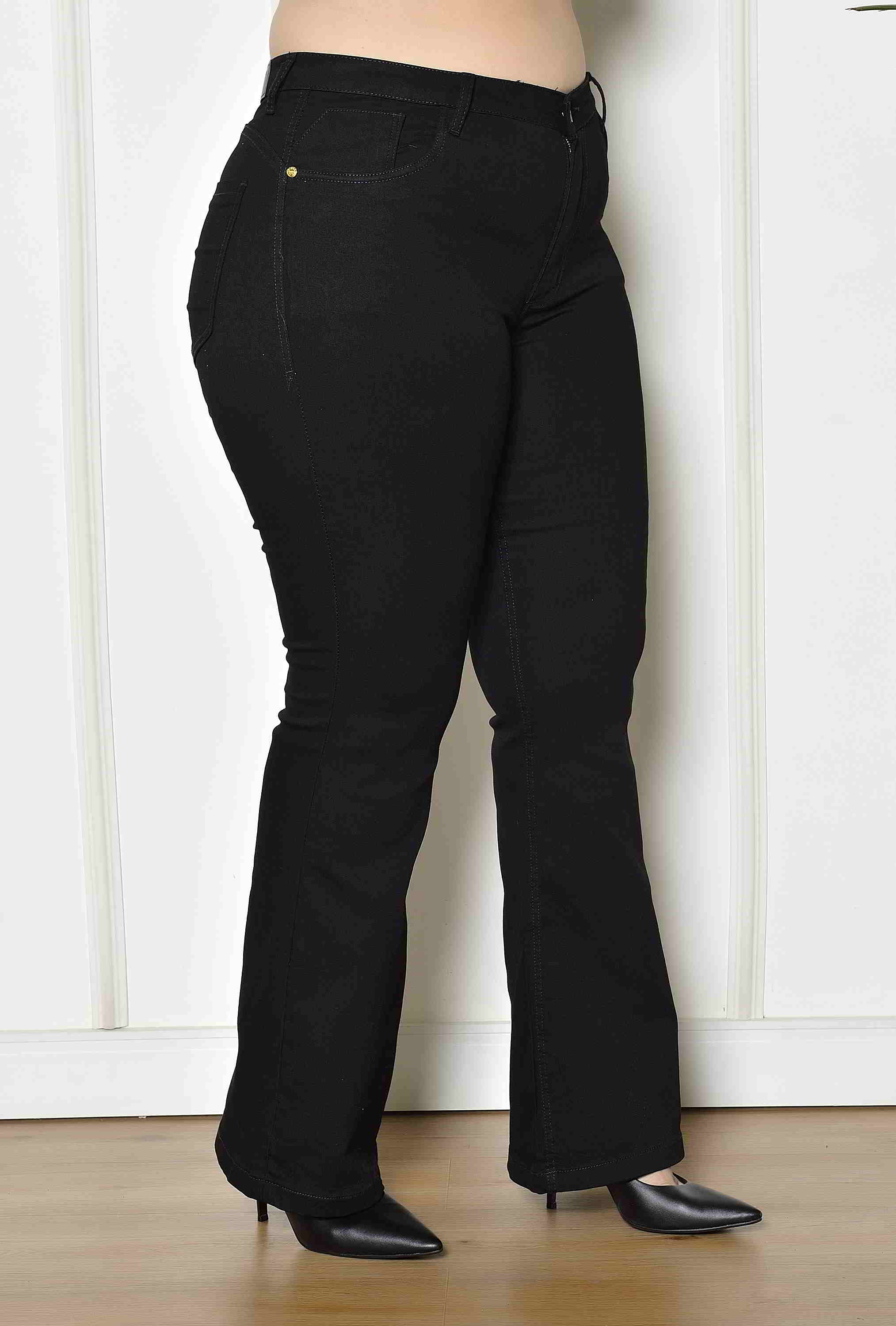 Calça Plus Size Flare Sarja Preta: a peça coringa para looks plus