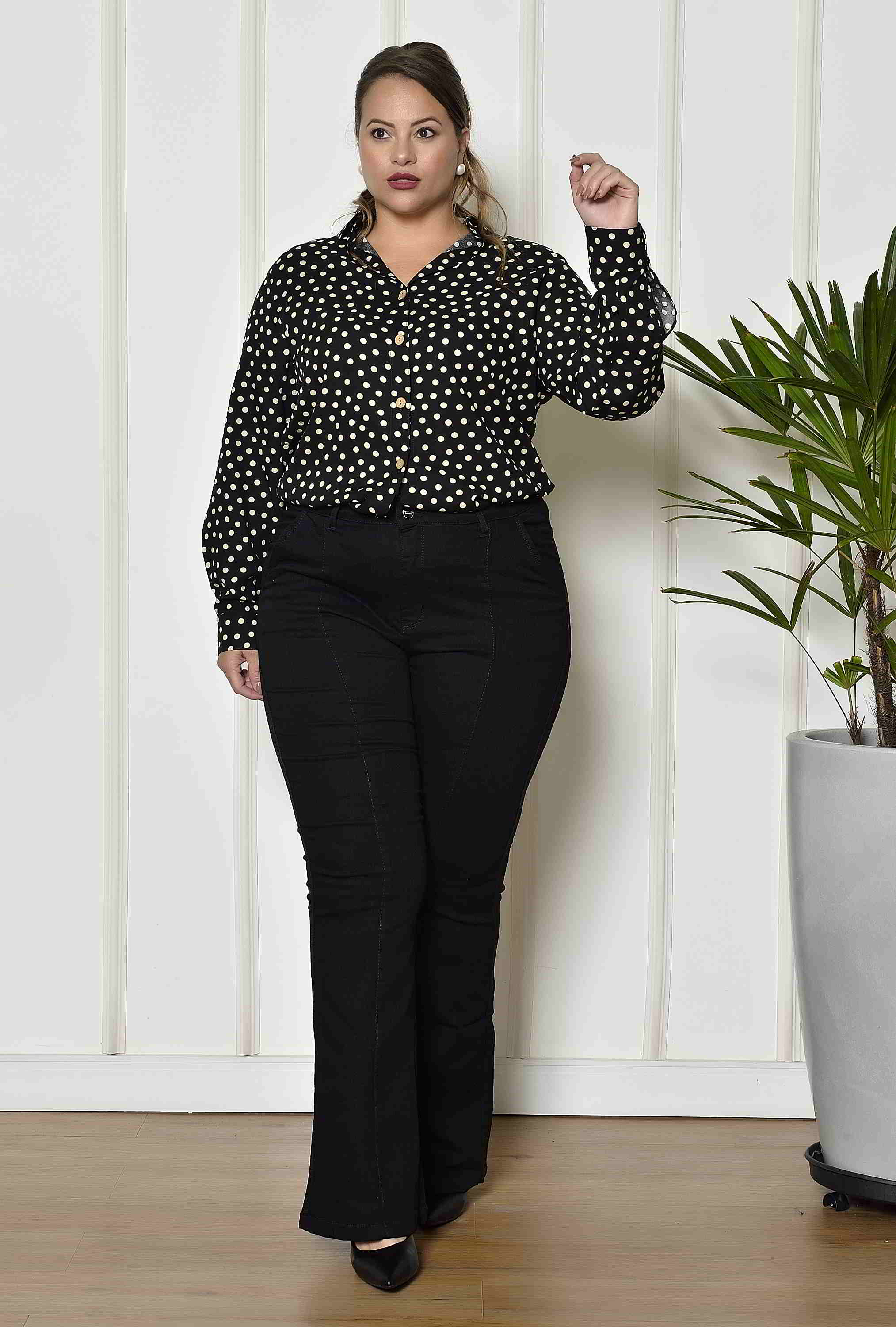 Calça Plus Size Flare Sarja Preta: a peça coringa para looks plus